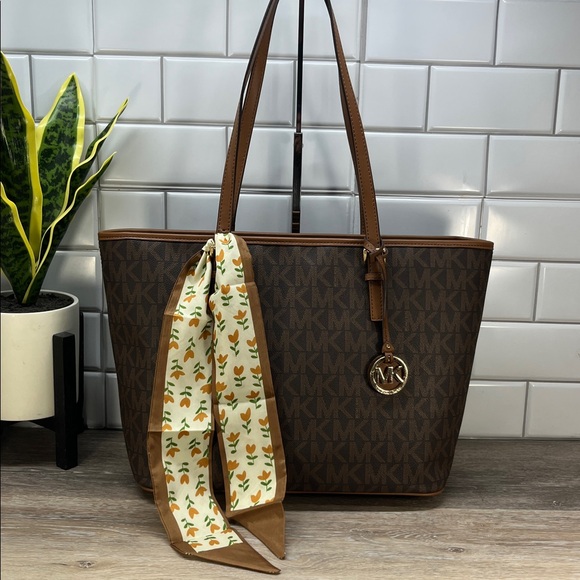 Michael Kors Handbags - 5461 MICHAEL KORS BROWN JET SET TOTE 258675461